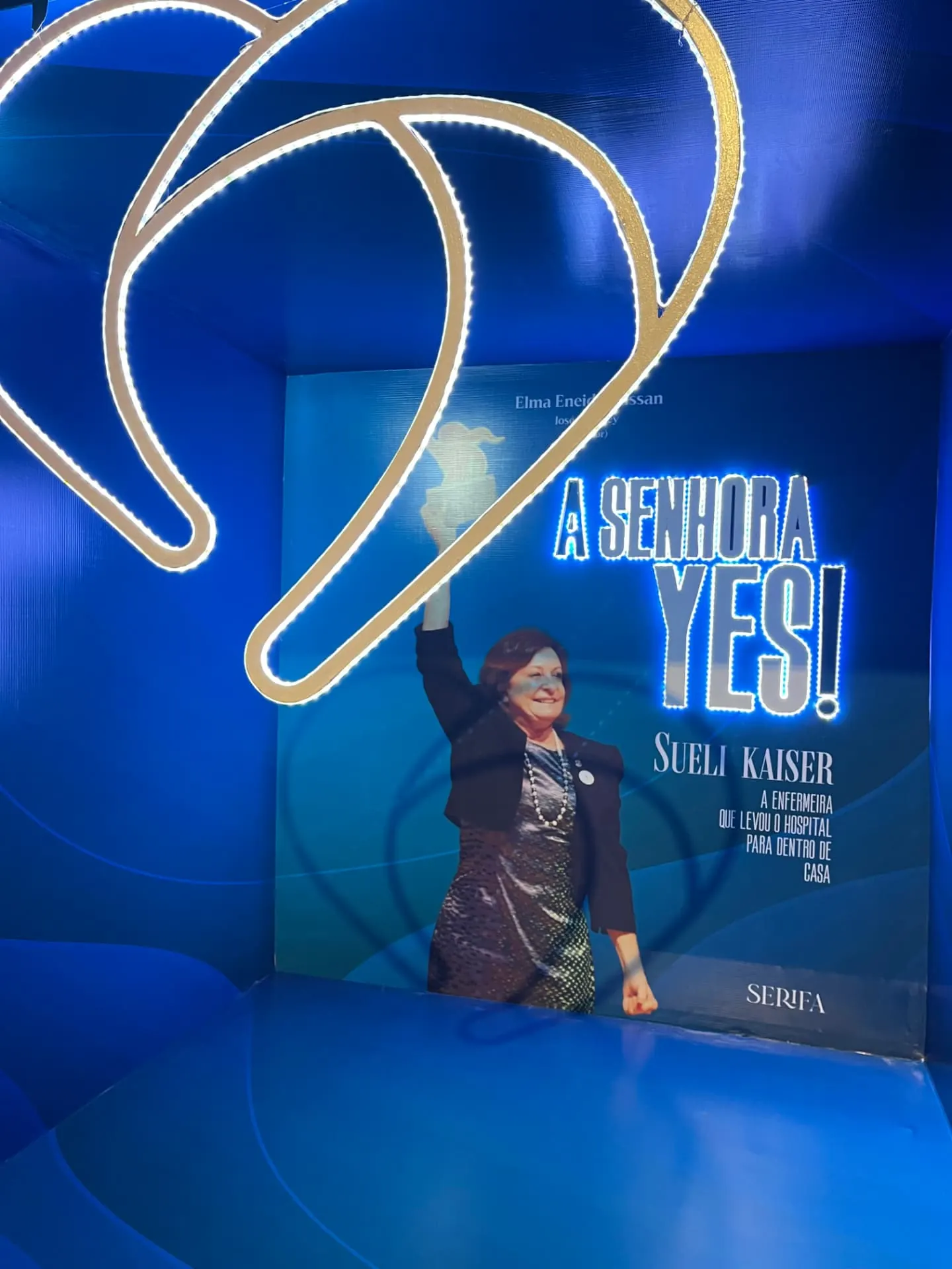 Painel iluminado do livro A Senhora Yes! com a foto de Sueli Kaiser