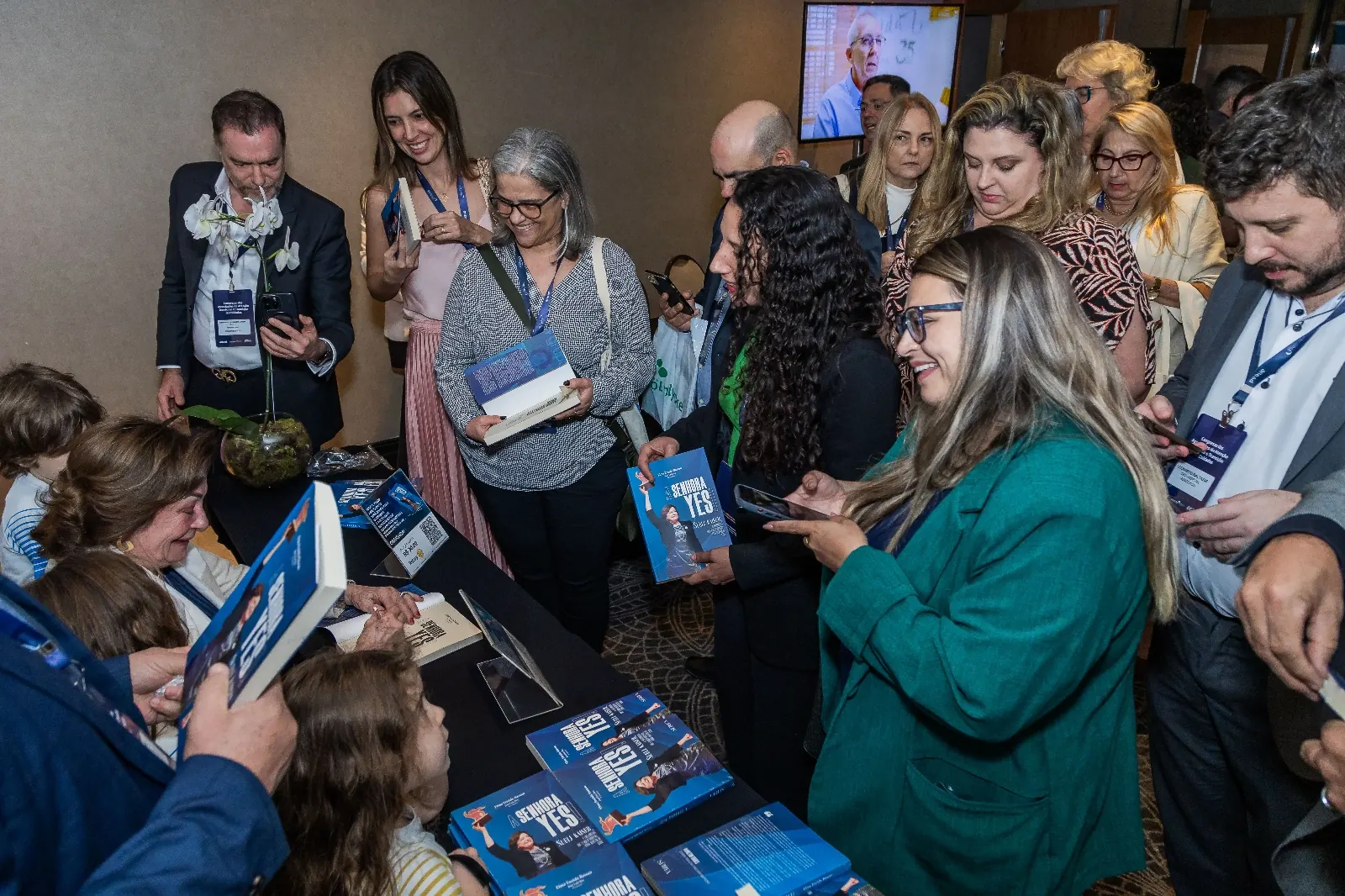 Público na sessão de autógrafos do lançamento do livro