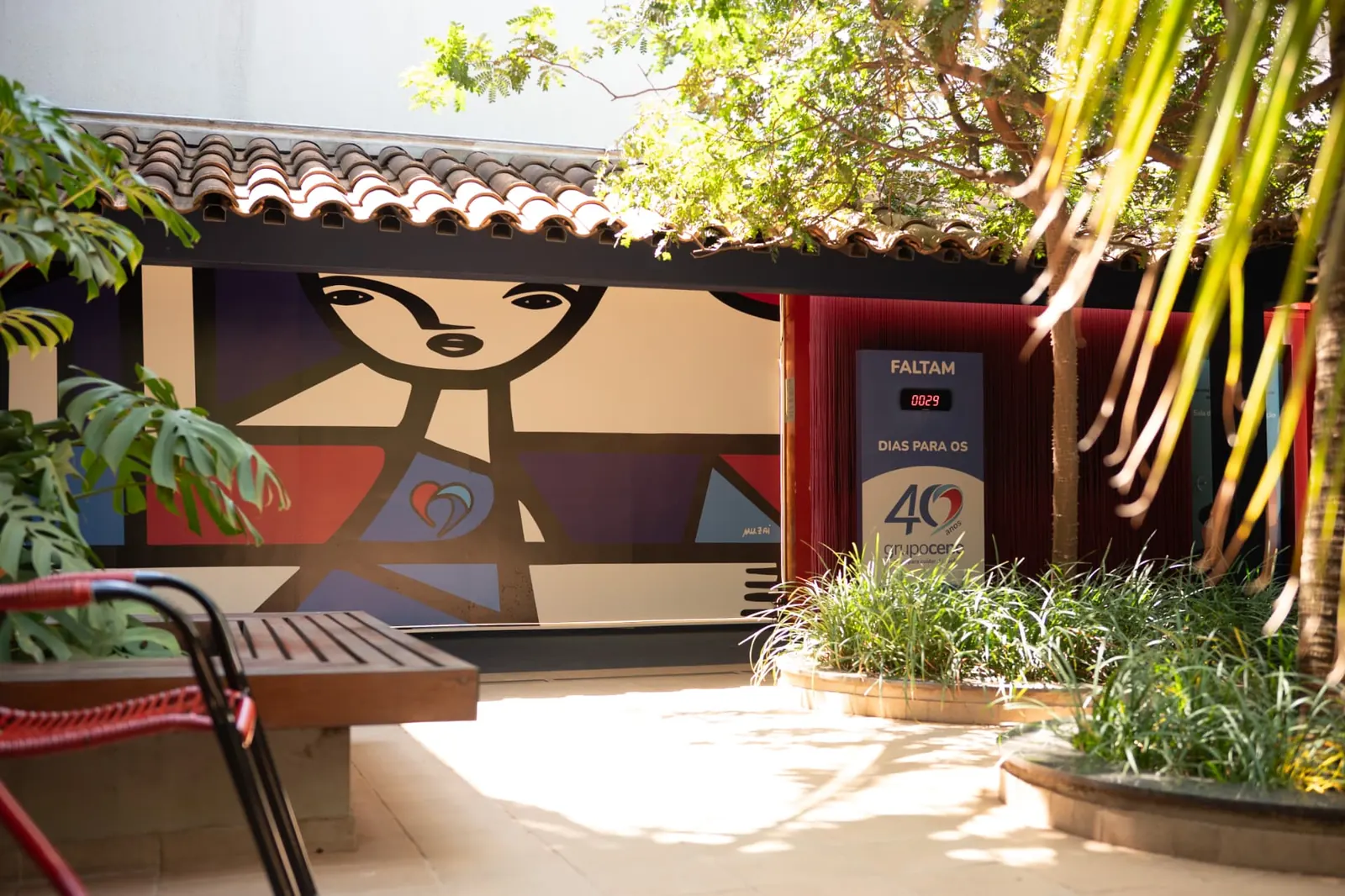 Mural Traços do Cuidar instalado no pátio da sede do Grupo Cene, ao lado do painel de contagem regressiva dos 40 anos