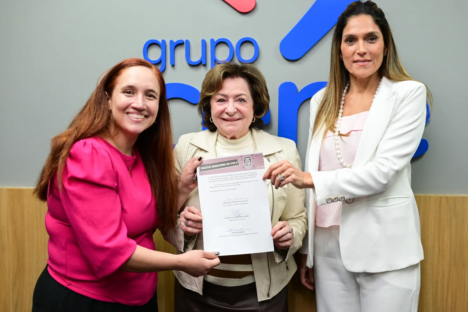 Representantes do Grupo Cene apresentam o documento assinado do Pacto Ninguém Se Cala