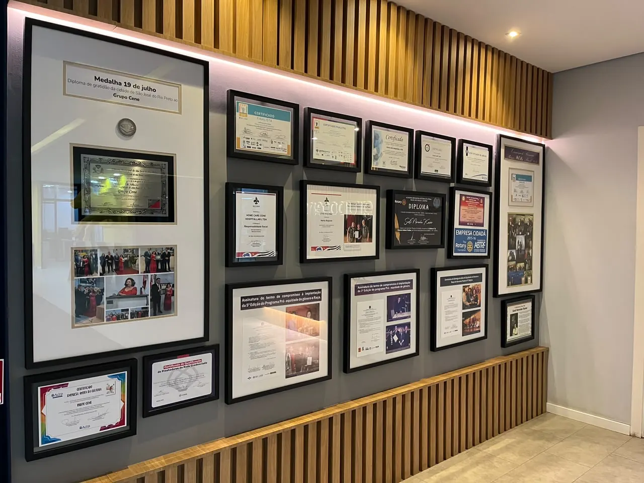 Parede de prêmios, certificações e homenagens do Grupo Cene