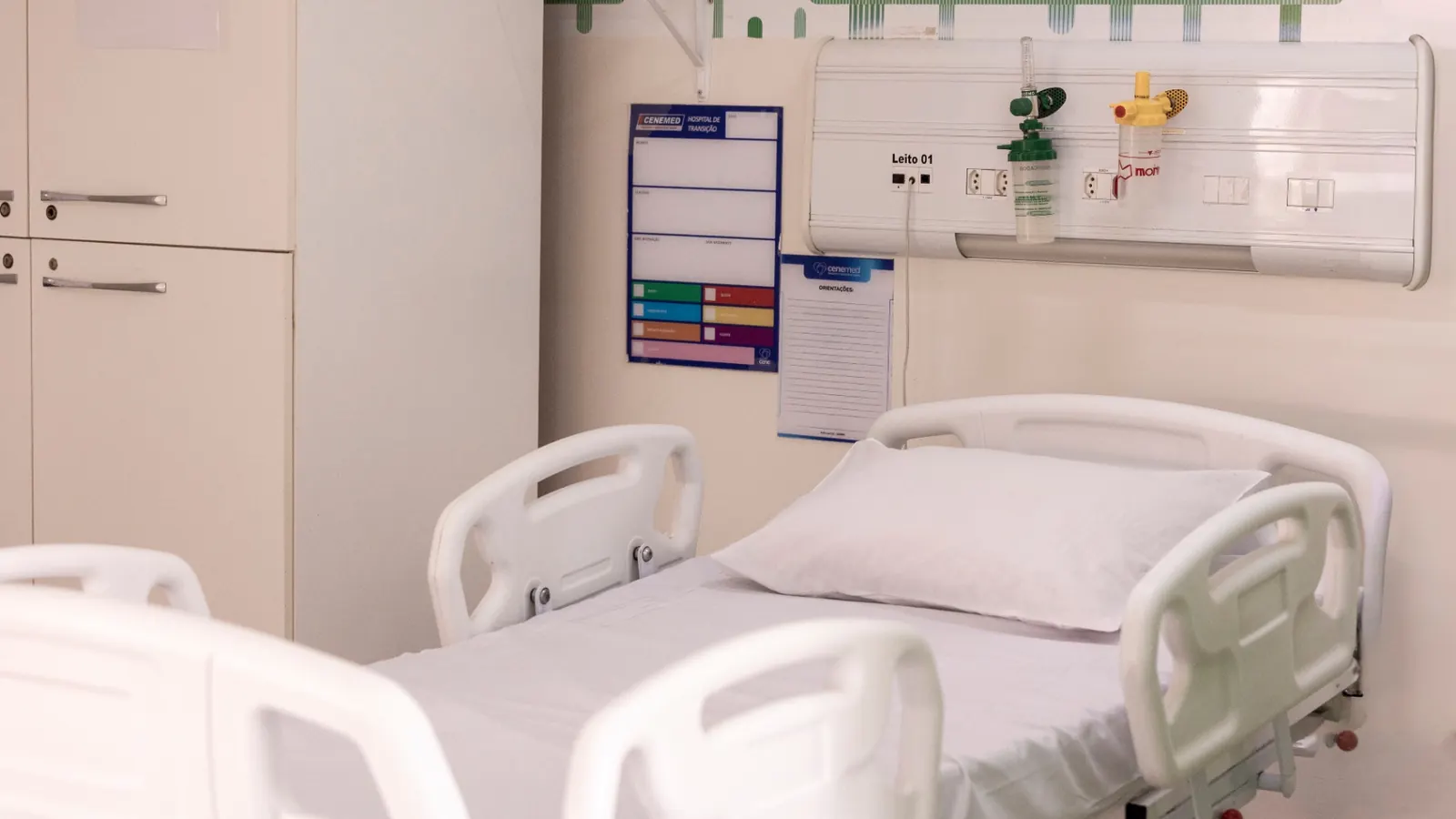 Quarto acolhedor do Hospital de Transição com luz natural e ambiente humanizado