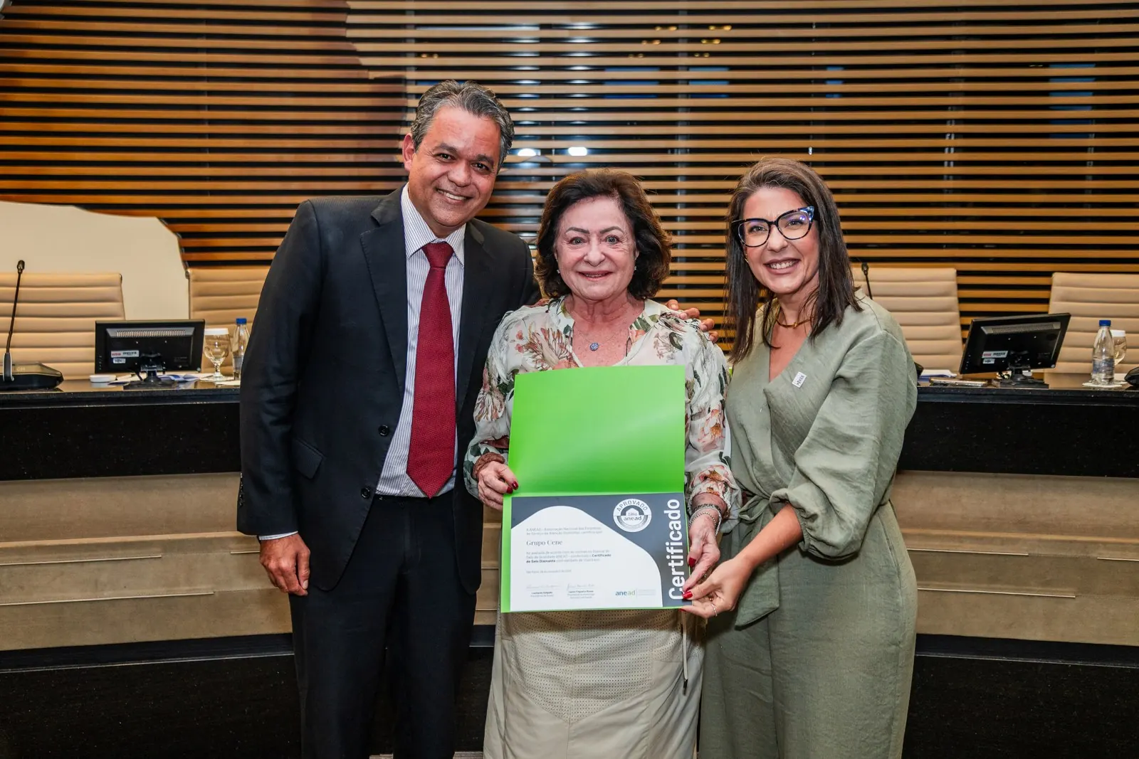 Sueli recebe o Selo Diamante ANEAD