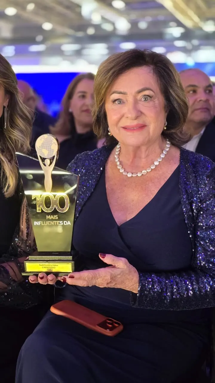 Sueli com o prêmio 100 Mais Influentes da Saúde